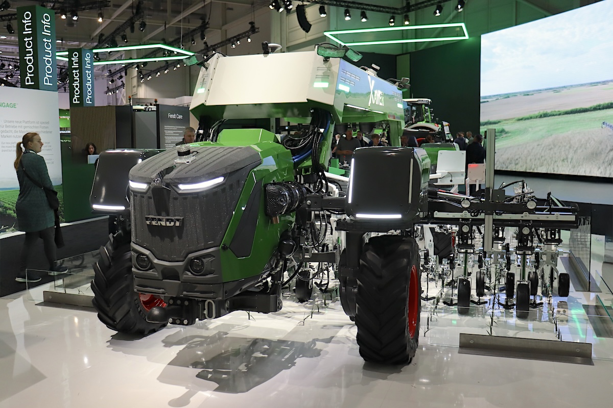 Visione frontale del muso aggressivo del robot autonomo Xaver GT di Fendt ad Agritechnica 2025